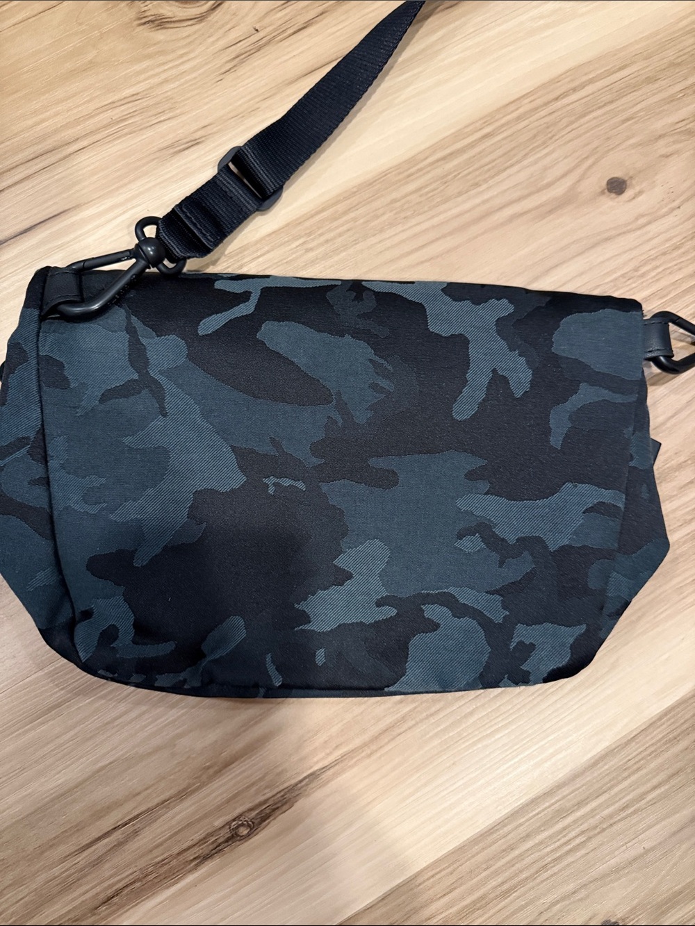 lululemon athletica Black & Dark Gray Camo Crossbody Belt Bag - Picture 4 of 6